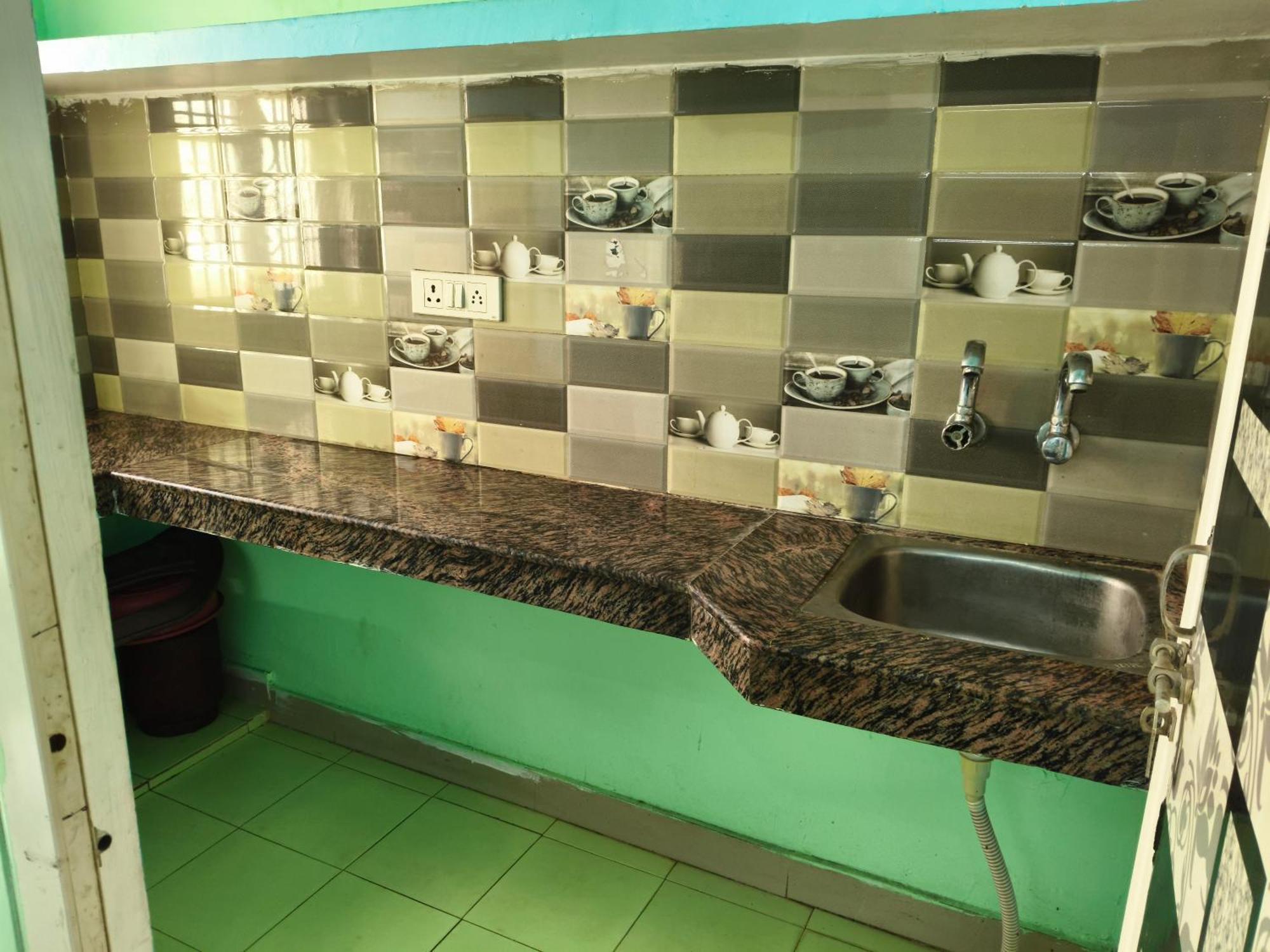 Guest house Devadham 3km Kashi Vishwanath Temple *
