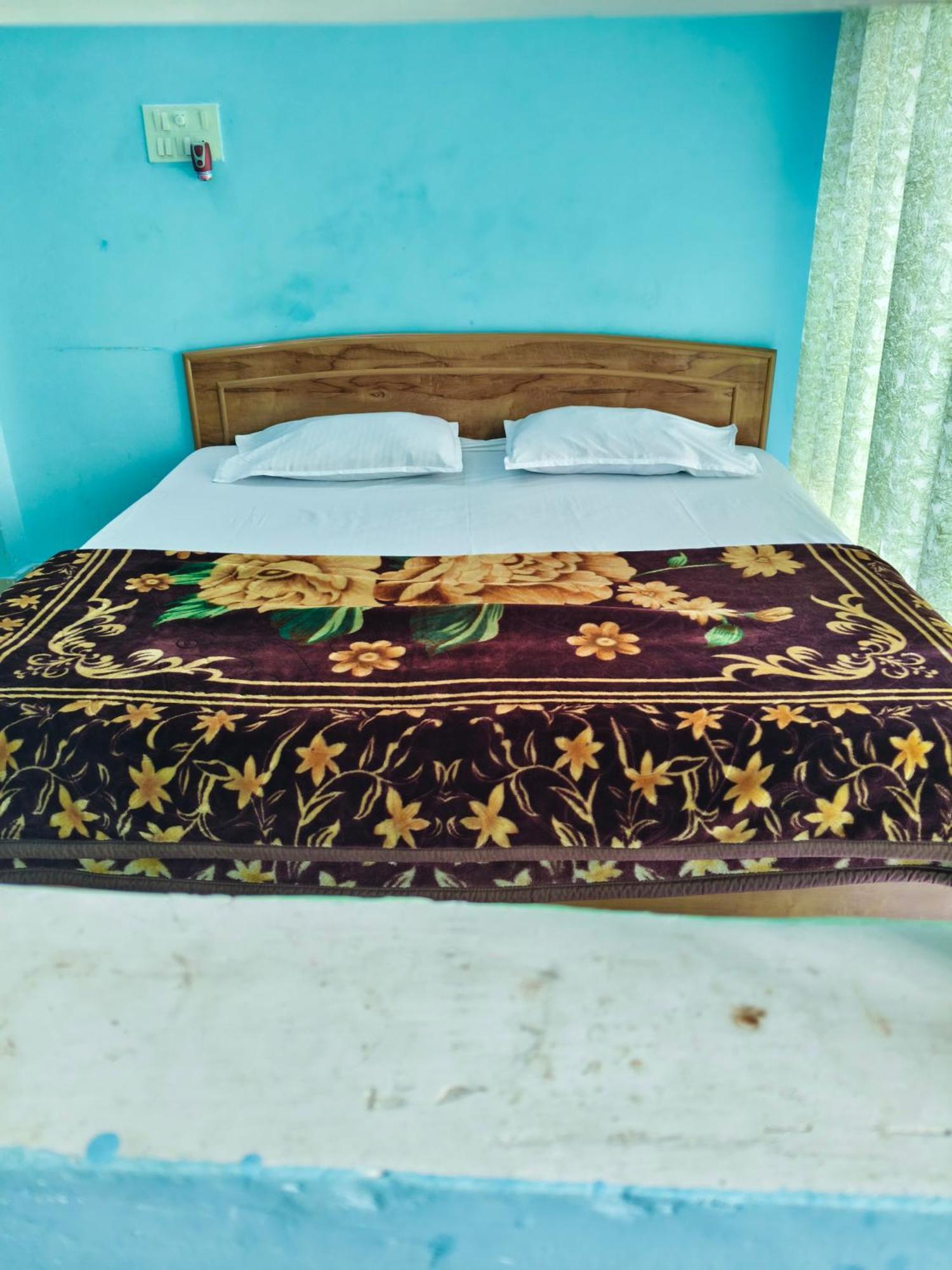 Guest house Devadham 3km Kashi Vishwanath Temple *