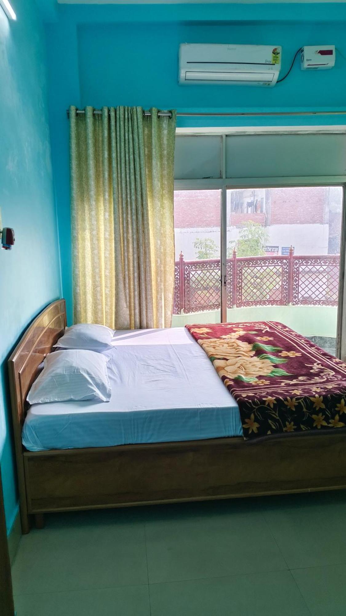 Guest house Devadham 3km Kashi Vishwanath Temple *