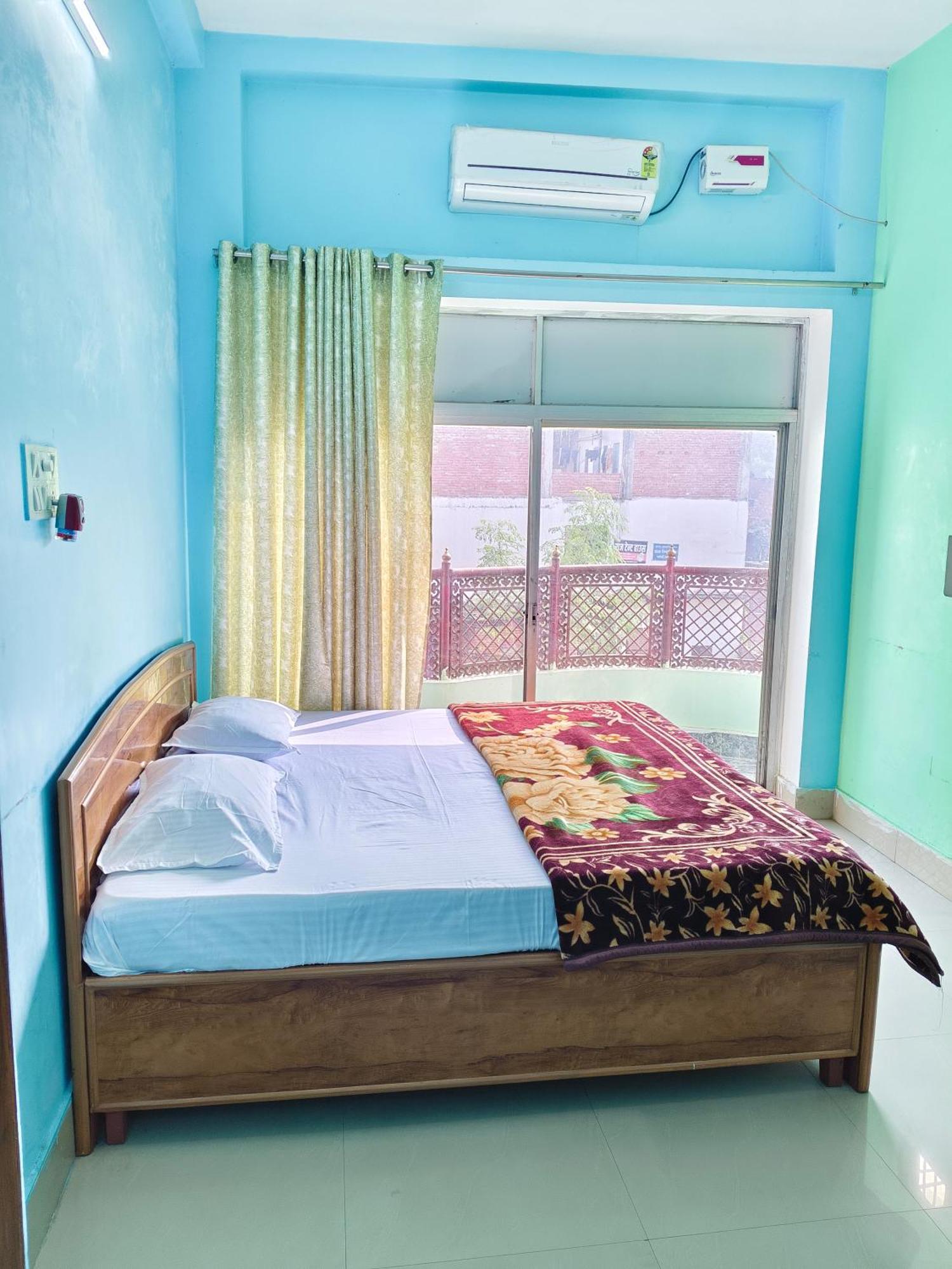 Guest house Devadham 3km Kashi Vishwanath Temple *